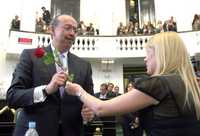 El secretario de Gobierno, José Ángel Ávila, fue recibido ayer con una rosa por la asambleísta Karla Sánchez