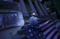 Protesta en Wall Street contra el rescate financiero. En la bandera de Estados Unidos las estrellas fueron remplazadas por los logotipos de empresas trasnacionales de ese país