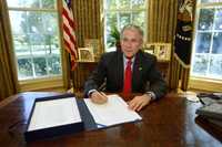 El presidente de Estados Unidos, George W. Bush, durante la firma de la Ley de Estabilización y Emergencia Económica, en la Casa Blanca