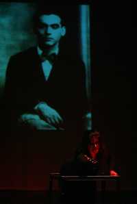 El próximo 16 de diciembre se cumplirán 100 años del nacimiento de Remedios Varo. En la imagen, fotografía Federico García Lorca, al fondo, y Jacqueline Fernández durante su actuación