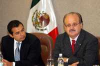 El titular de la Sedeso, Ernesto Cordero, y el senador del PRD Graco Ramírez, ayer en Xicoténcatl