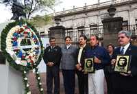 El delegado en Cuauhtémoc, José Luis Muñoz, y el embajador de Cuba en México, Manuel Aguilera de la Paz, colocaron una ofrenda floral ante un busto de Ernesto Che Guevara, en la conmemoración del 41 aniversario luctuoso del guerrillero