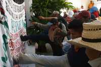 Estudiantes de las normales de Tlapa y Ayotzinapa golpean las puertas del Instituto Estatal Electoral de Guerrero, cuyas oficinas ocuparon para demandar al gobernador Zeferino Torreblanca una audiencia con normalistas y profesores del estado