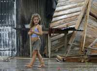 El paso de huracanes en Cuba provocó escasez de alimentos, encarecimiento de combustibles y la destrucción total de más de 63 mil viviendas y unas 444 mil con daños diversos; la imagen fue captada el 24 de septiembre en una zona devastada en Pinar del Río