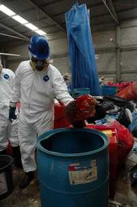 Autoridades de la Profepa incautaron 28 toneladas de residuos infecciosos que fueron almacenados ilegalmente en una bodega en Guanajuato. Al parecer la responsable es la empresa Ecología de Occidente, que podria ser multada con hasta 50 mil salarios mínimos