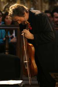 Bajo un manto de jaranas e instrumentos europeos renacentistas, la hermosa viola da gamba de Jordi Savall