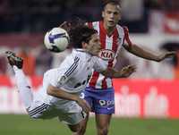 Fernando Gago, del Real Madrid, pierde el esférico en la disputa con el colchonero John Heitinga