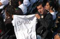 El estudiante Carlos Parra muestra la camiseta que minutos antes portaba su compañero Cristóbal Flores en un acto de Felipe Calderón