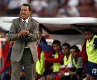 Efraín Flores, técnico de Chivas, sólo apuesta por que sus pupilos venzan a su acérrimo rival