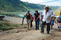 Decenas de familias de lo que fue el poblado Juan de Grijalva regresaron ayer al lugar para participar en un oficio religioso