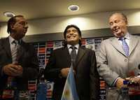 Carlos Bilardo, Diego Armando Maradona y Julio Grondona, durante la presentación en Buenos Aires