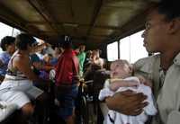 La Habana suspendió ayer el transporte público en toda la zona oriente del país, ante la llegada del huracán. En la imagen, habitantes de Santa Cruz del Sur que fueron reubicados