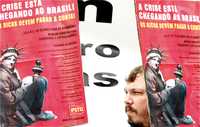 Un trabajador muestra una pancarta en que se lee: "La crisis está llegando a Brasil y los ricos deben pagar la cuenta", durante una protesta mientras se desarrollaba el encuentro del G-20, este domingo en Sao Paulo, Brasil, donde se analizó la crisis financiera mundial