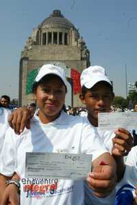 Ayer, decenas de jóvenes recibieron apoyos económicos por parte del GDF. Aquí, al término del evento realizado en el Monumento a la Revolución