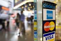 Anuncio de las distintas marcas de tarjetas de crédito en un negocio de Nueva York