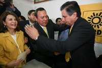 Jesús Ortega (derecha) es felicitado por Jesús Zambrano luego de que le fue entregada la constancia que lo acredita como presidente electo del PRD