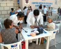 Revisión de la presión arterial de señoras de la tercera edad, durante la campaña gratuita de detección de diabetes e hipertensión en la ciudad de Chilpancingo, Guerrero