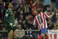 El colchonero Diego Forlán festeja uno de sus dos tantos ante el Deportivo La Coruña, que cayó 4-1 ante el Atlético de Madrid