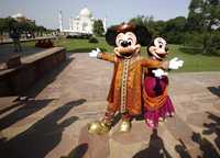 Mickey posa junto a Minnie frente el Taj Mahal, en India, el pasado octubre. Están de gira por esa nación con un espectáculo en vivo