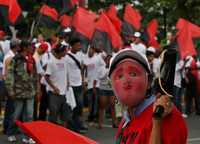 Un sandinista durante la jornada de protesta poselectoral ayer en Managua