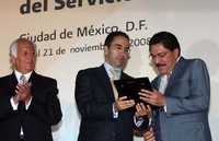 El gobernador de Oaxaca, Ulises Ruiz, recibe un reconocimiento del titular de la Secretaría del Trabajo, Javier Lozano, por su "eficiencia" en el Servicio Nacional de Empleo
