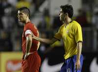 El brasileño Kaká toma un brazo de Cristiano Ronaldo durante el encuentro amistoso jugado en Brasilia