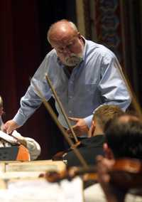 Penderecki en el ensayo previo al concierto de Sinfonia Varsovia, que se realizó en el teatro Juárez, en Guanajuato, en 2005