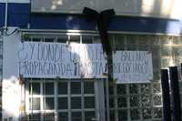 MIlitantes del Partido Acción Nacional en Hidalgo colocaron ayer cartulinas con leyendas en contra de Guillermo Galland Guerrero, presidente de ese partido en el estado, en las instalaciones de ese instituto político