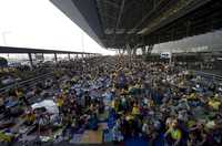 Por tercer día consecutivo miles de tailandeses se manifiestan contra el gobierno en las afueras del aeropuerto Suvarnabhumi de Bangkok