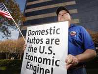 Un obrero de la planta ensambladora de General Motors en Arlington, Texas, forma parte de una manifestación donde se demanda a legisladores que apoyen la solicitud de ayuda financiera de las compañías automotrices