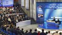El primer ministro de Rusia responde preguntas de ciudadanos en un programa de la televisión que duró tres horas