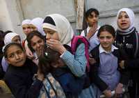 Temor en una escuela de niñas durante choques entre palestinos y soldados israelíes en la ciudad cisjordana de Hebrón