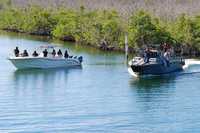 Elementos de la Marina vigilan el traslado hacia Isla Mujeres de una lancha con un grupo de ciudadanos cubanos indocumentados, el pasado 4 de diciembre