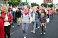 Maestros salieron el viernes a protestar por las calles de Cuernavaca, Morelos, con bolsas de pan en la cabeza por el despido de 60 de sus compañeros