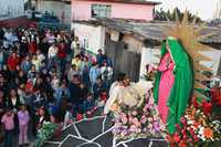Representación de la aparición de la Virgen de Guadalupe a Juan Diego en uno de los carros alegóricos, con cuyo recorrido se dio inicio a los festejos en el poblado de San Pedro Techuculco, en el estado de México