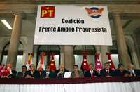 Integrantes del Movimiento Cívico Nacional durante el acto en que formalizaron su adhesión al Frente Amplio Progresista