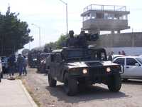 Elementos del Ejército Mexicano, de las policías Federal Preventiva y Ministerial arriban al penal de Mazatlán para buscar las armas que fueron utilizadas por los reos durante la balacera que dejó dos reos muertos y dos heridos