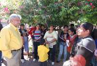 Andrés Manuel López Obrador charla con habitantes de Chimaltitlán, Jalisco, ayer, durante la gira del tabasqueño por la región