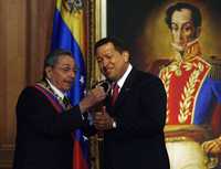 El presidente de Cuba, Raúl Castro, recibe de su par de Venezuela, Hugo Chávez, una réplica de la espada de Simón Bolívar, luego de ser condecorado con el gran collar de la Orden del Libertador, en el Palacio de Miraflores, en Caracas