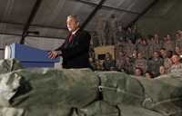 En una gira de despedida, procedente de Bagdad, el presidente George W. Bush llegó este lunes a Afganistán, donde visitó a los soldados estadunidenses desplegados en Bagram