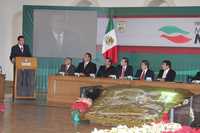 El gobernador Humberto Moreira se dirige a los alcaldes de Coahuila durante la firma del Convenio Mano con Mano