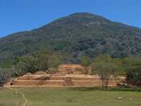 La imagen muestra El Palacio, una de las pirámides halladas, cuyo fondo es un cerro que marcaba el comienzo del equinoccio solar