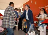 El gobernador panista de Jalisco, Emilio Gonzalez Márquez, inició ayer la entrega de 10 mil vales de mil pesos cada uno, los cuales podrán canjearse por juguetes o ropa en la cadena de tiendas Soriana