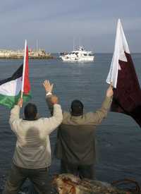 Palestinos reciben con banderas de su país a la nave que llevó ayuda humanitaria a la franja de Gaza