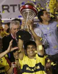 El xeneize Hugo Ibarra alza el trofeo del campeonato argentino