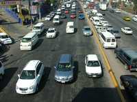 Según autoridades ambientales del estado de México, los vehículos generan alrededor de 80 por ciento de los contaminantes que provocan enfermedades cardiorrespiratorias en la entidad