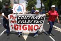 Marcha de bomberos por la ciudad de México en demanda de un contrato colectivo digno, en julio de 2003