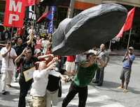 Manifestantes filipinos protestan contra Bush e Israel frente a la embajada estadunidense en Manila