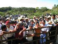 Integrantes de la Orcao en las afueras del caracol en el Ejido Morelia