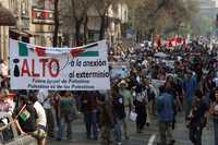 Cientos de personas marcharon del Hemiciclo a Juárez hacia la embajada estadunidense, ubicada en Paseo de la Reforma, en apoyo al pueblo palestino